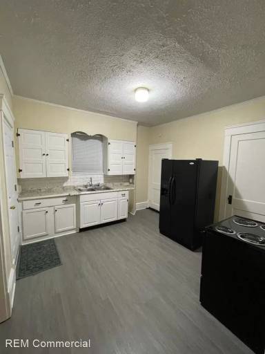 Main picture of 932 Roslyn Ave SW