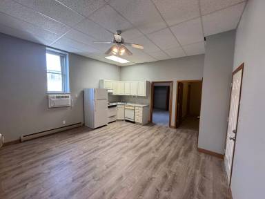 Main picture of 124 E Main St