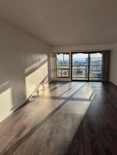 Main picture of 421 Bellevue Ave E