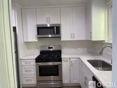 Main picture of 605 S Barrington Ave