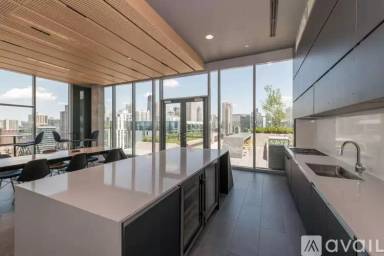 Main picture of 610 S Michigan Ave