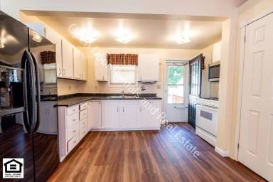 Main picture of 708 E 9th St