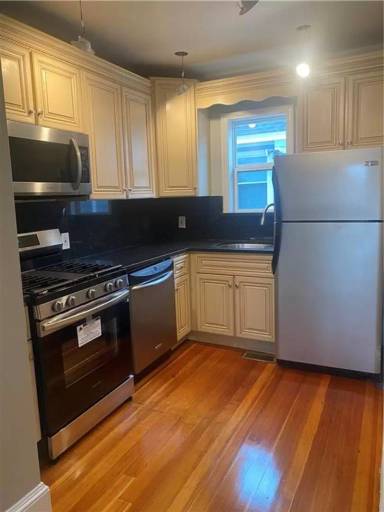 Main picture of 160 California Ave