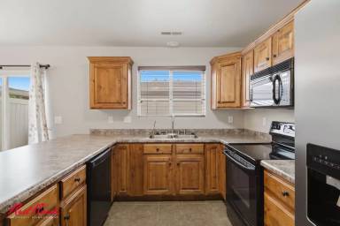 Main picture of 2422 S River Rd