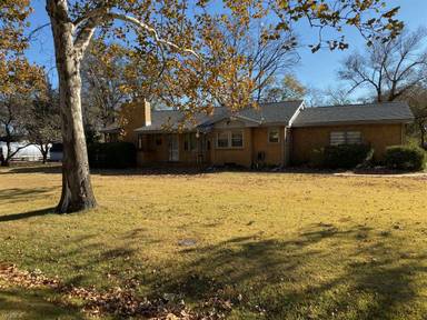 Main picture of 221 E Willowbrook St