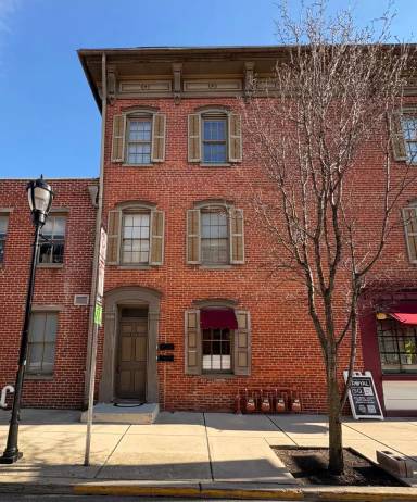 Main picture of 102 E King St
