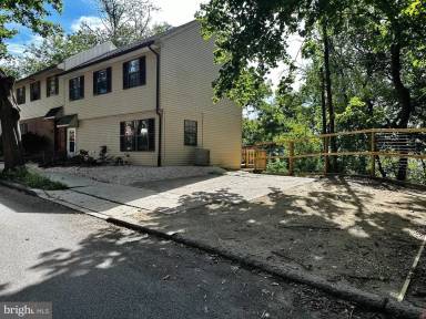 Main picture of 255 Greenough St