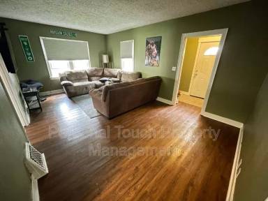 Main picture of 817 College St N