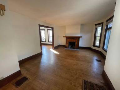 Main picture of 202 S 18th Ave E