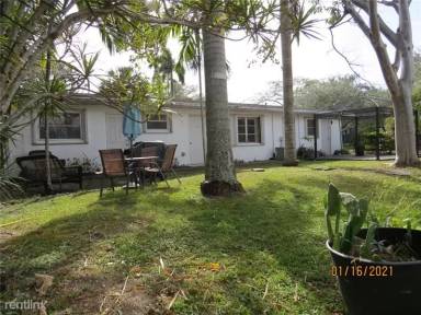 Main picture of 3120 SW 15th Ave