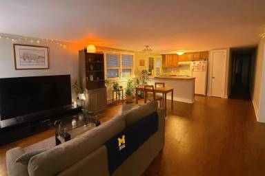 Main picture of 413 W Hoover Ave