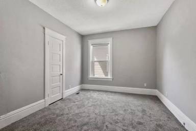 Main picture of 223 Robie St E