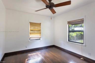 Main picture of 5800 SW 61st St