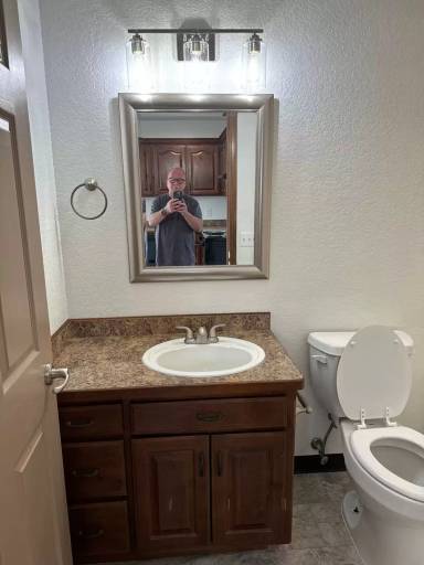 Main picture of 931 S Waggoner Cir