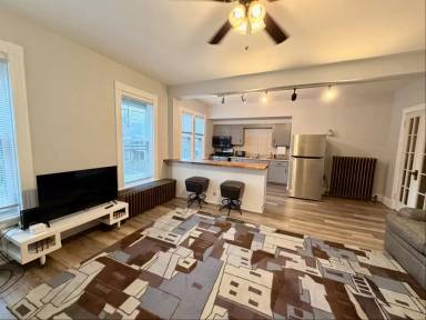 Main picture of 336 W 9th St