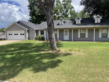 Main picture of 96 Lakeside Dr