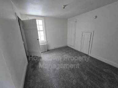 Main picture of 108 S High St