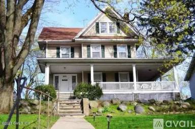Main picture of 305 Milbank Ave