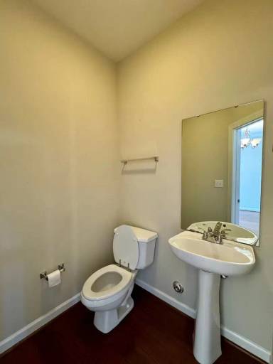 Main picture of 902 Edgewater Cir