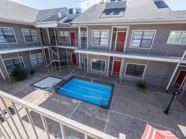 Main picture of 915 W 23rd St