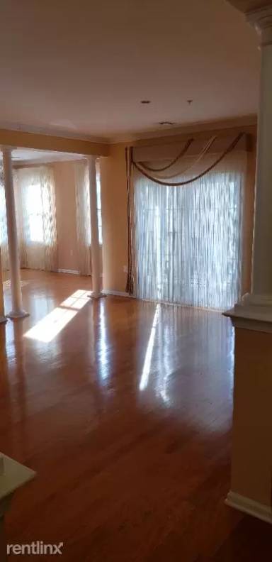 Main picture of 4 Falcon Dr