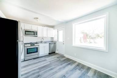 Main picture of 7746 Gough St