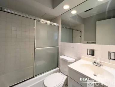 Main picture of 510 W Briar Pl