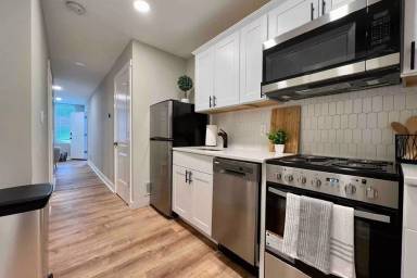 Main picture of 215 W 6th St