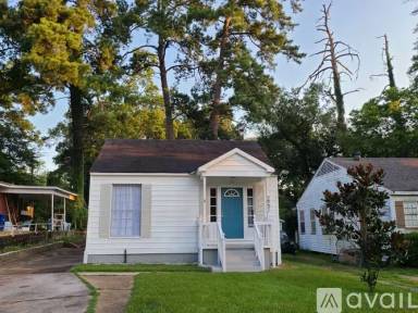 Main picture of 645 College St