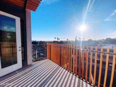 Main picture of 1250 N Fairfax Ave