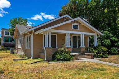 Main picture of 202 S Parker Ave