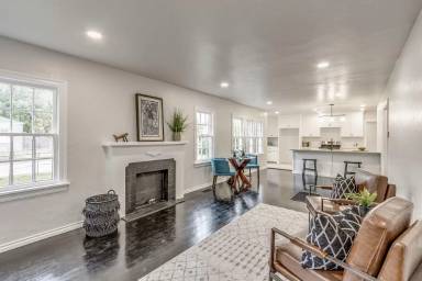 Main picture of 2112 N Drexel Blvd