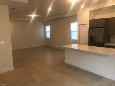 Main picture of 10443 NW 82nd St