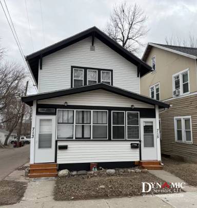 Main picture of 715 W 16th St