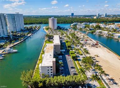 Main picture of 220 Kings Point Dr