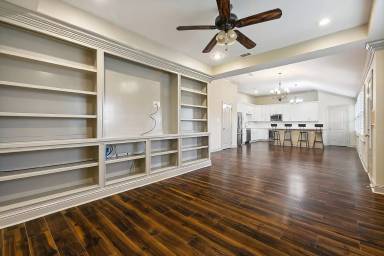 Main picture of 8614 Palm St