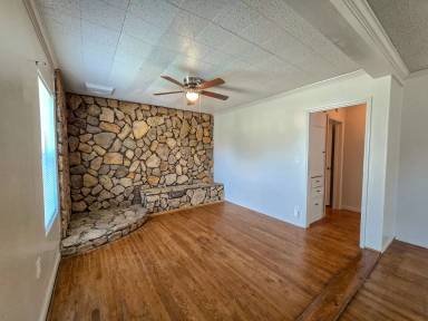Main picture of 635 W Franklin St