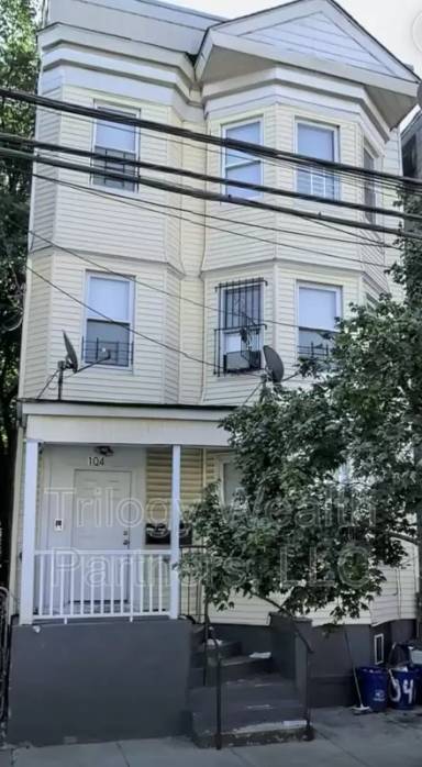 Main picture of 104 S 12th St