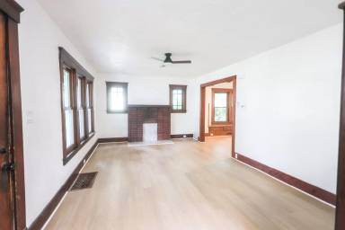 Main picture of 1119 W 11th St