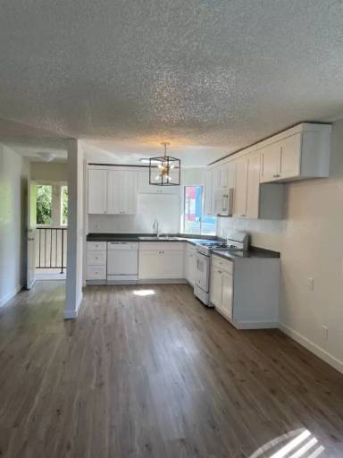 Main picture of 220 E 12th St