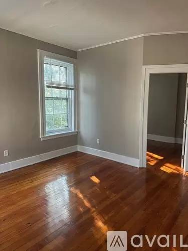 Main picture of 131 W 4th St