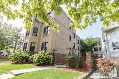 Main picture of 4812 N Oakley Ave