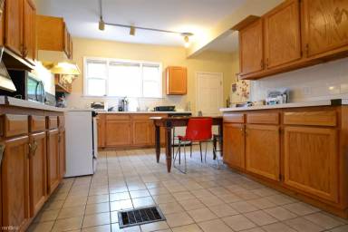 Main picture of 10 Woodmont St