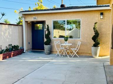 Main picture of 1018 W Maple Ave