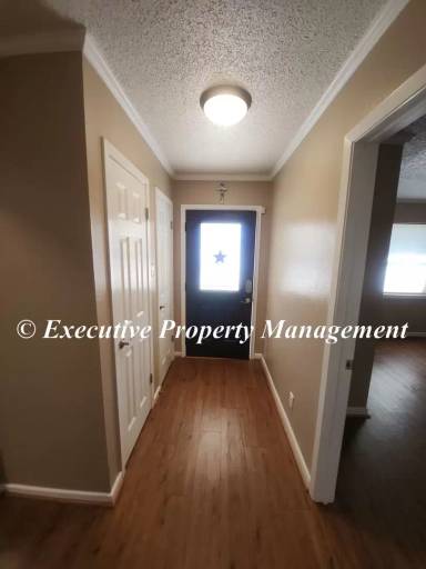 Main picture of 1009 E Robertson Ave
