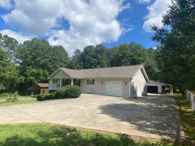 Main picture of 413 Lake Forest Dr