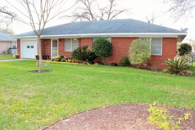 Main picture of 704 Spinn St