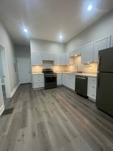 Main picture of 930 W 35th St