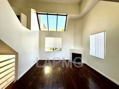 Main picture of 820 Bay St