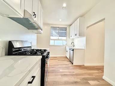 Main picture of 1034 1/2 S Fairfax Ave